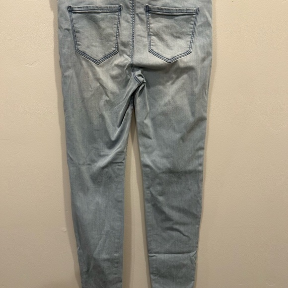 Liverpool jeans. Light wash. Color Bronson bleach. Size 8. - Picture 4 of 9